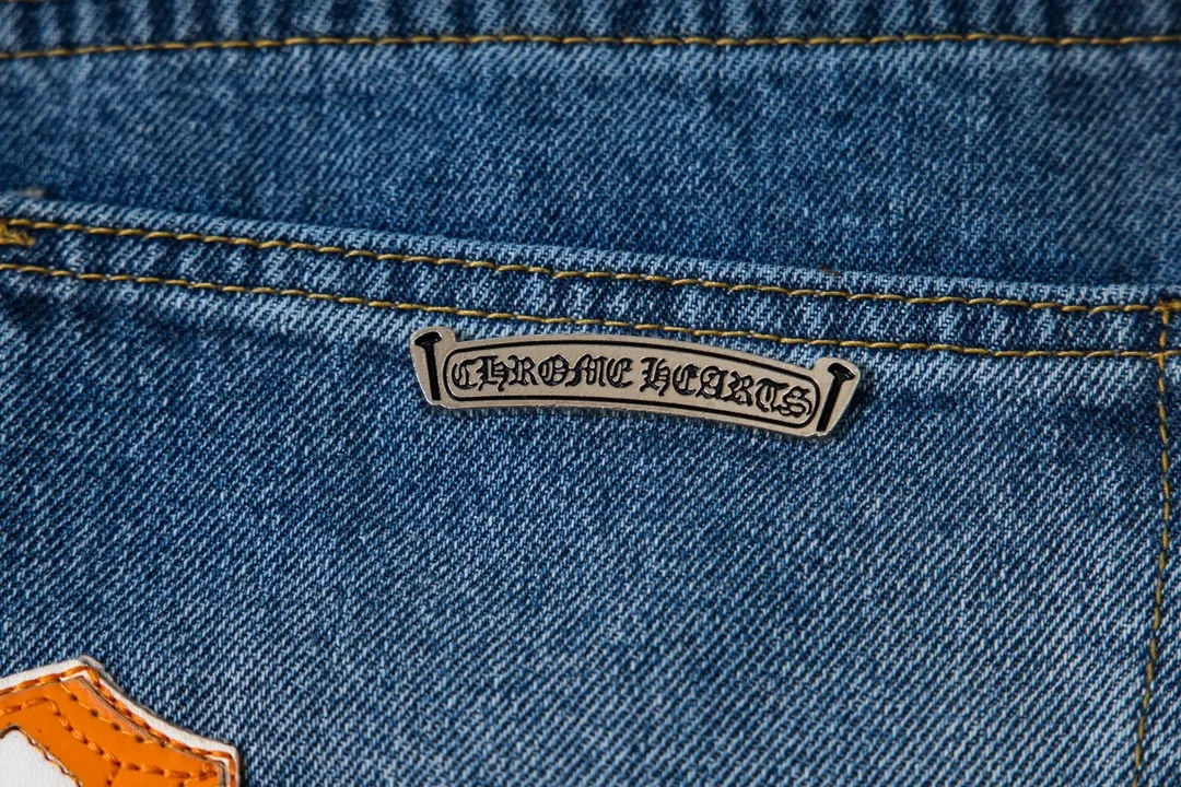 P270 model number Y847 Chrome Hearts & CH city limited series Sanskrit cross patch patchwork leather jeans require finished products to be washed and then disassembled and hand-stitched with sheepskin cross leather and then spliced ​​together to complete. The whole process is too complicated to explain. The texture can be seen in the hand, and it looks good. The styles with different washed textures are very friendly to people with thin legs and thick legs. The straight version is very flattering to the leg shape. The moderate length is timeless and can be matched easily and casually. It is the basic styling foundation for various styles and is a must-have in the wardrobe! The fabric is stiff but also makes the upper body soft without losing texture. The washing process is even more perfect. It is a must-have item for everyone! ! ! Washed wheat, hang tag, pants label, three labels are complete, the upper body effect is particularly stiff and stylish, super stylish, same style for men and women - Color: Size: 28 30 32 34